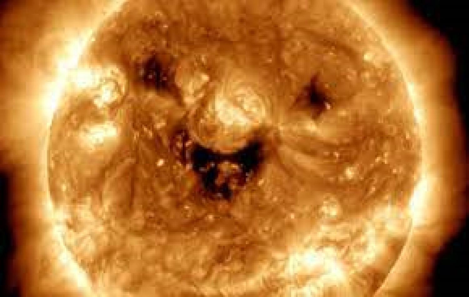 Nasa faz imagem do sol 'sorrindo'; veja a foto