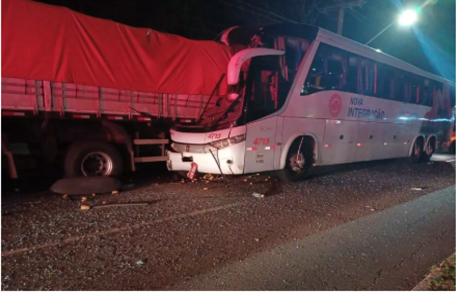 Ônibus colide em traseira de carreta estacionada na Guaicurus e seis ficam feridos