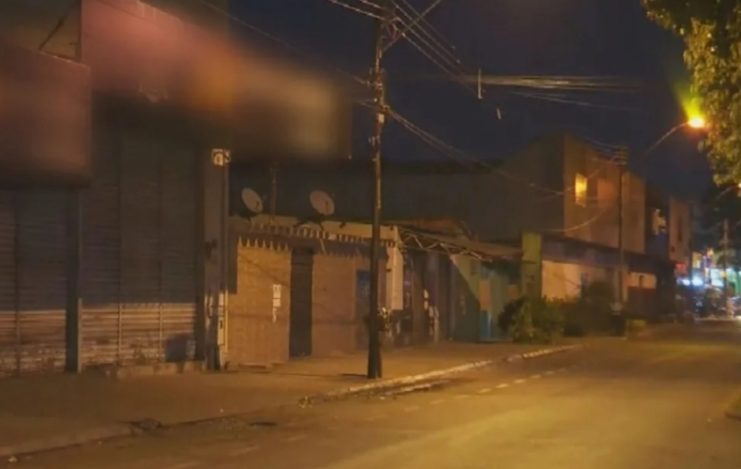 Pai e filho morrem após caírem do telhado enquanto faziam reparo, em Goiânia