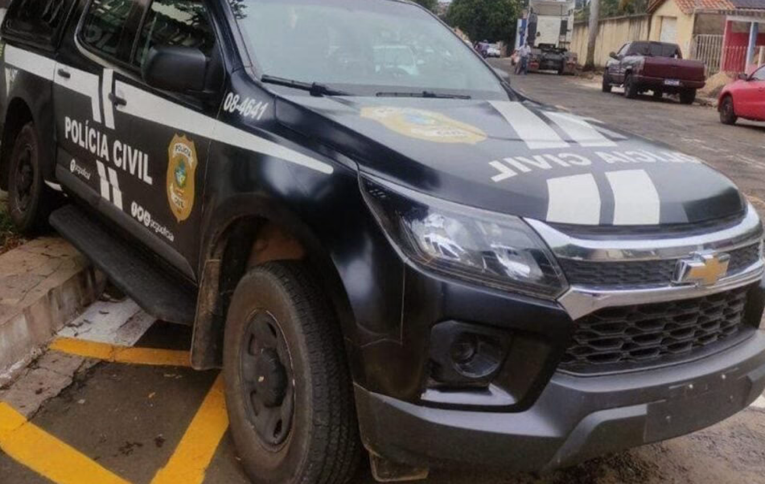 Mulher aproveita segundos em que ficou sem algema e tenta fugir, mas é presa em Goianésia