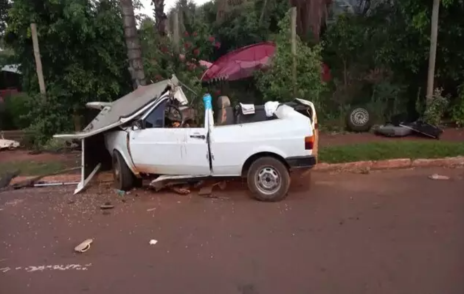 Passageira “brincando” puxa volante, motorista bate em árvore e adolescente morre em MS