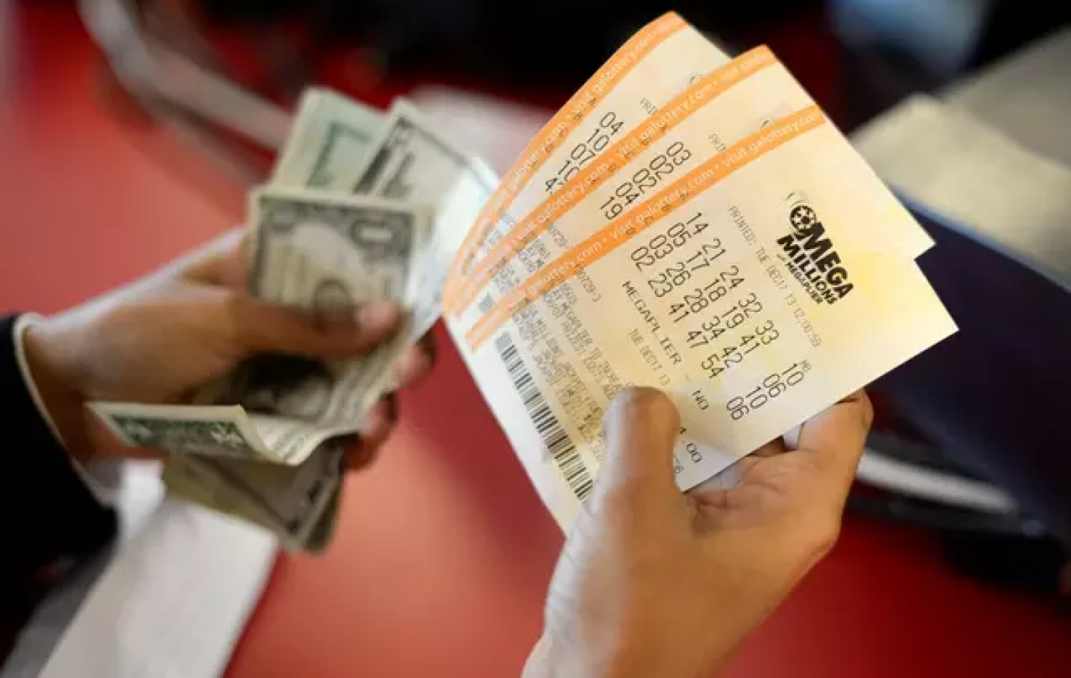 Brasileiros jogam para concorrer a R$ 2,7 bilhões na Mega Millions dos EUA