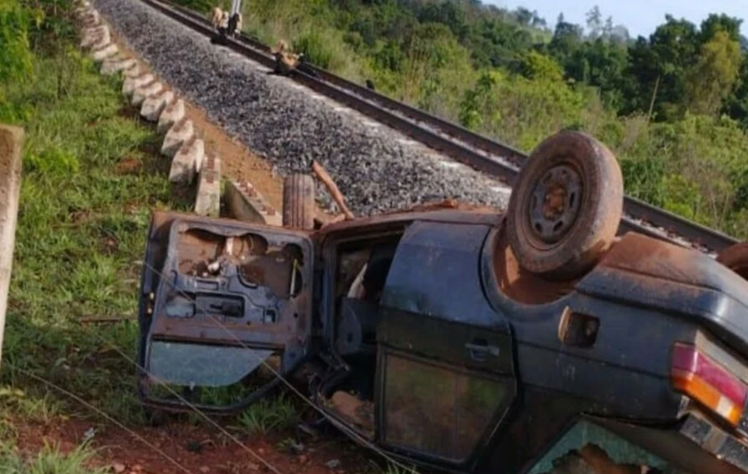 Carro é destruído após ser atingido por trem em Petrolina de Goiás