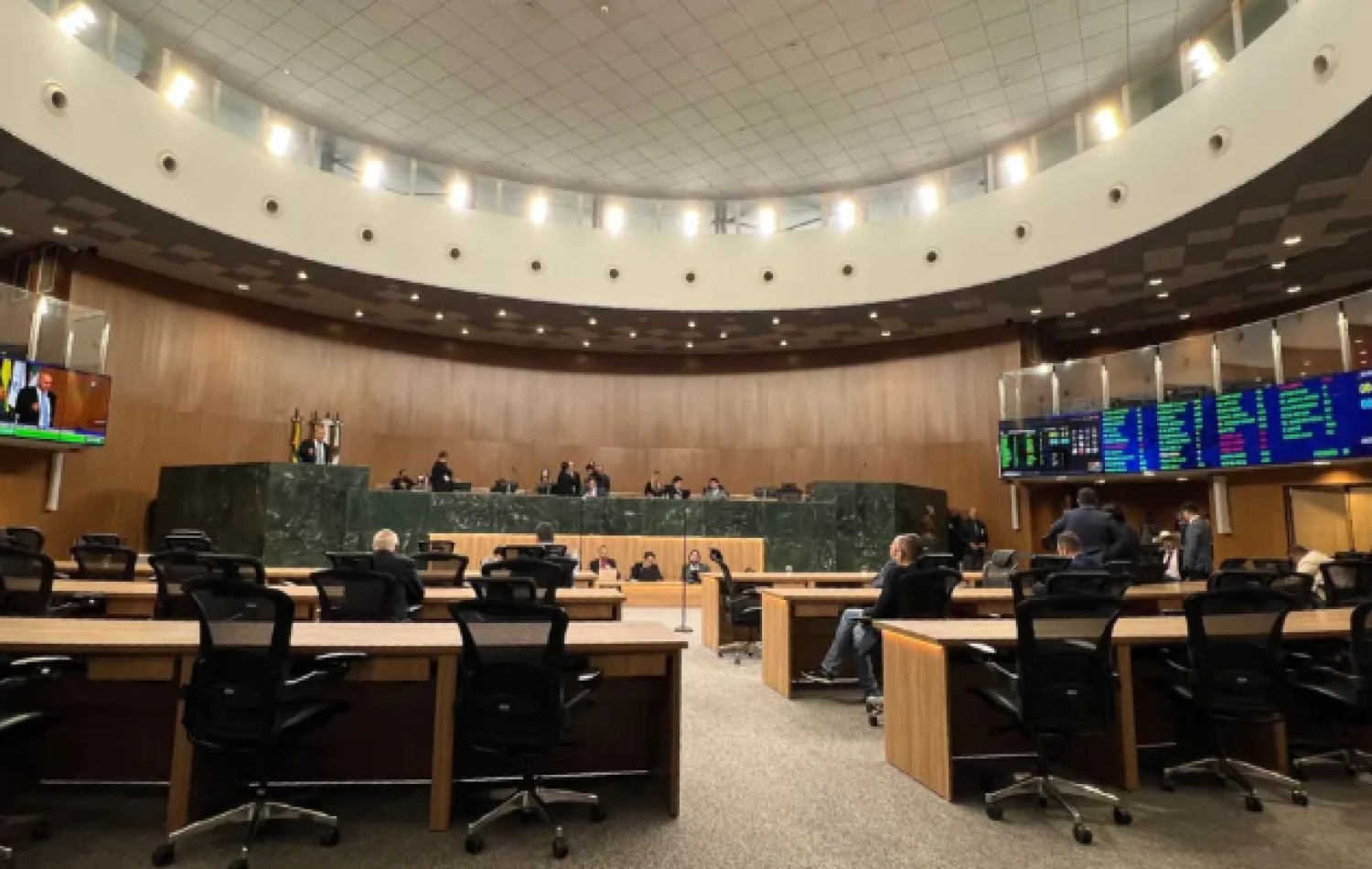 Deputados aprovam 'bolsa-arma' para mulheres vítimas de violência em Goiás