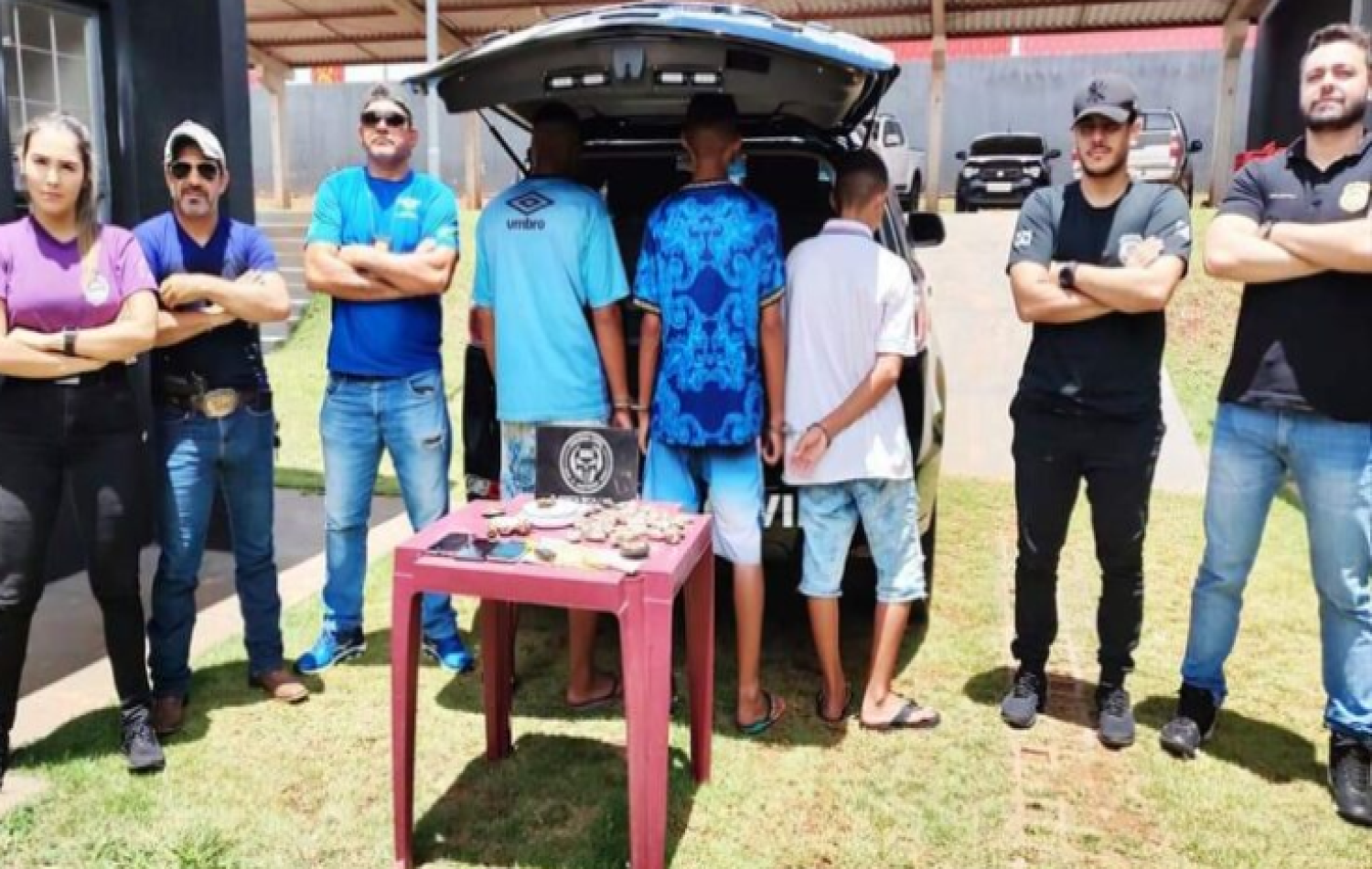Policia de Costa Rica fecha boca de fumo e apreende três irmãos por tráfico