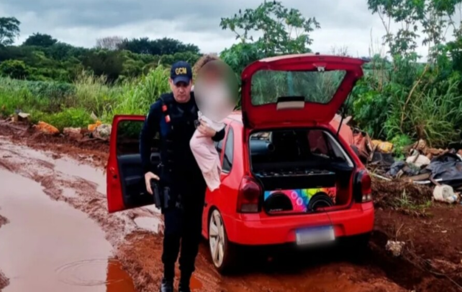 Após agredir esposa, homem foge com filha e a abandona no carro, em Rio Verde