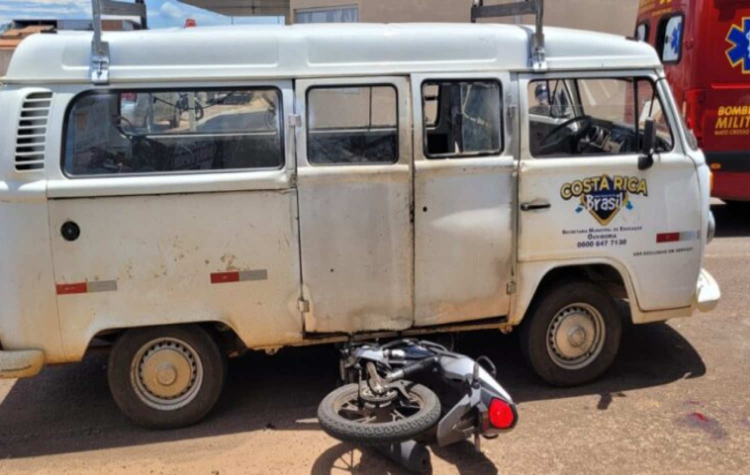 Jovem sobrevive após parar embaixo de uma Kombi e ser arrastado por 5m em Costa Rica