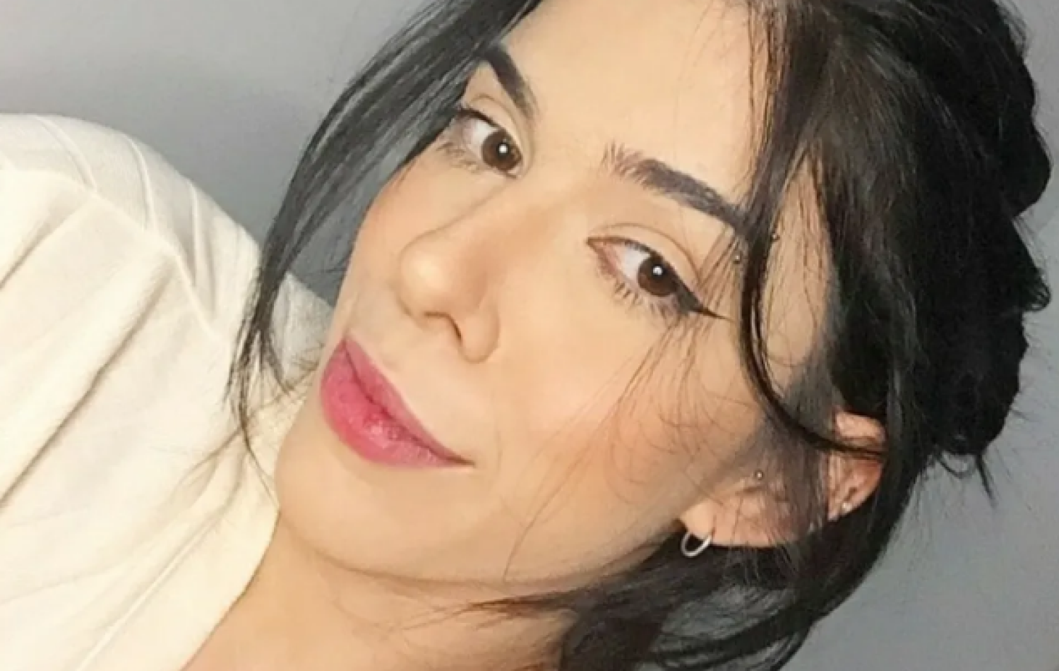 Mãe de trancista que está na UTI após cheirar pimenta diz que filhas da jovem perguntam sobre ela: 'Falo que logo volta