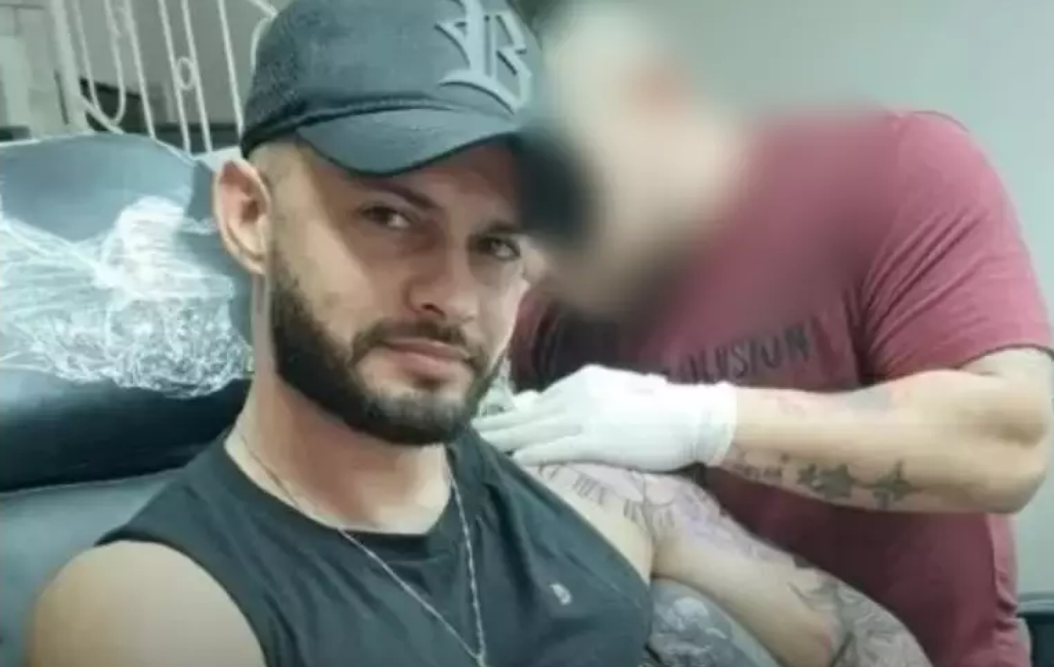 Polícia investiga morte de homem durante sessão de tatuagem; laudo sugere intoxicação por anestésico