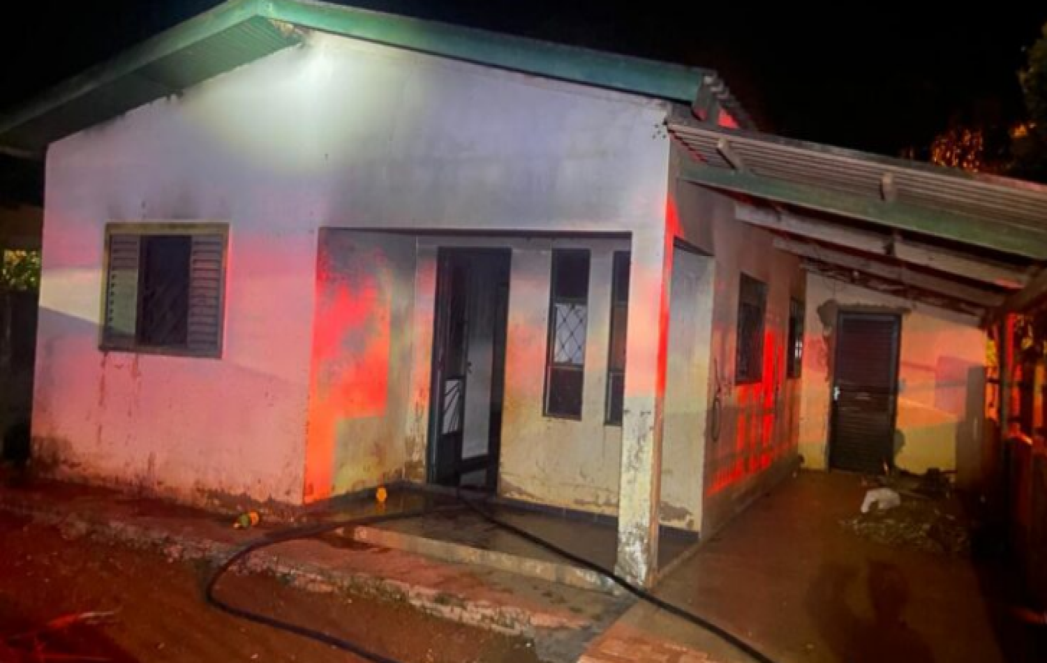 Casa invadida por moradores de rua é tomada por fogo em Chapadão do Sul