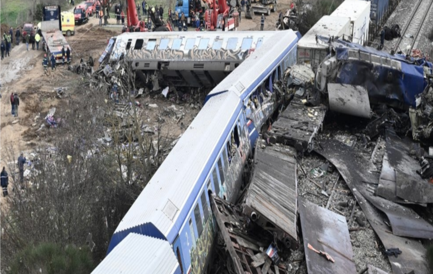 Colisão de trens provoca 36 mortes na Grécia.