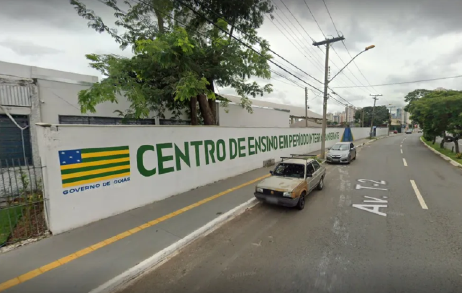 Estudantes desmaiam após trave de quadra cair sobre elas em escola, dizem bombeiros