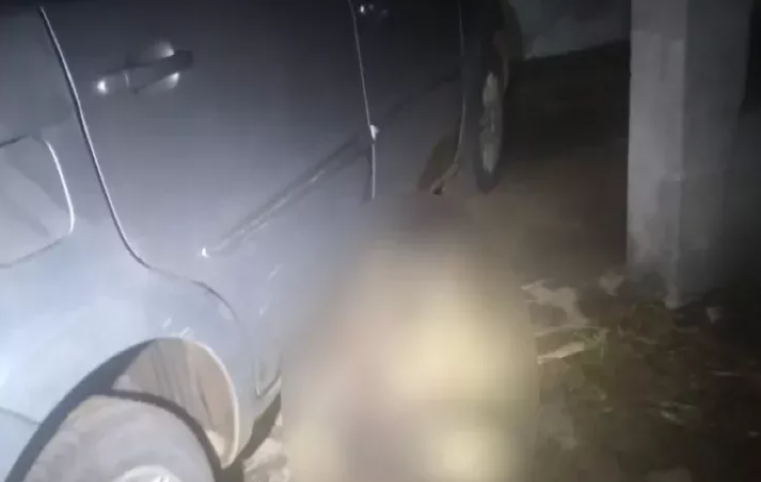 Polícia acredita que homem que foi achado morto debaixo de carro tenha sido atropelado antes