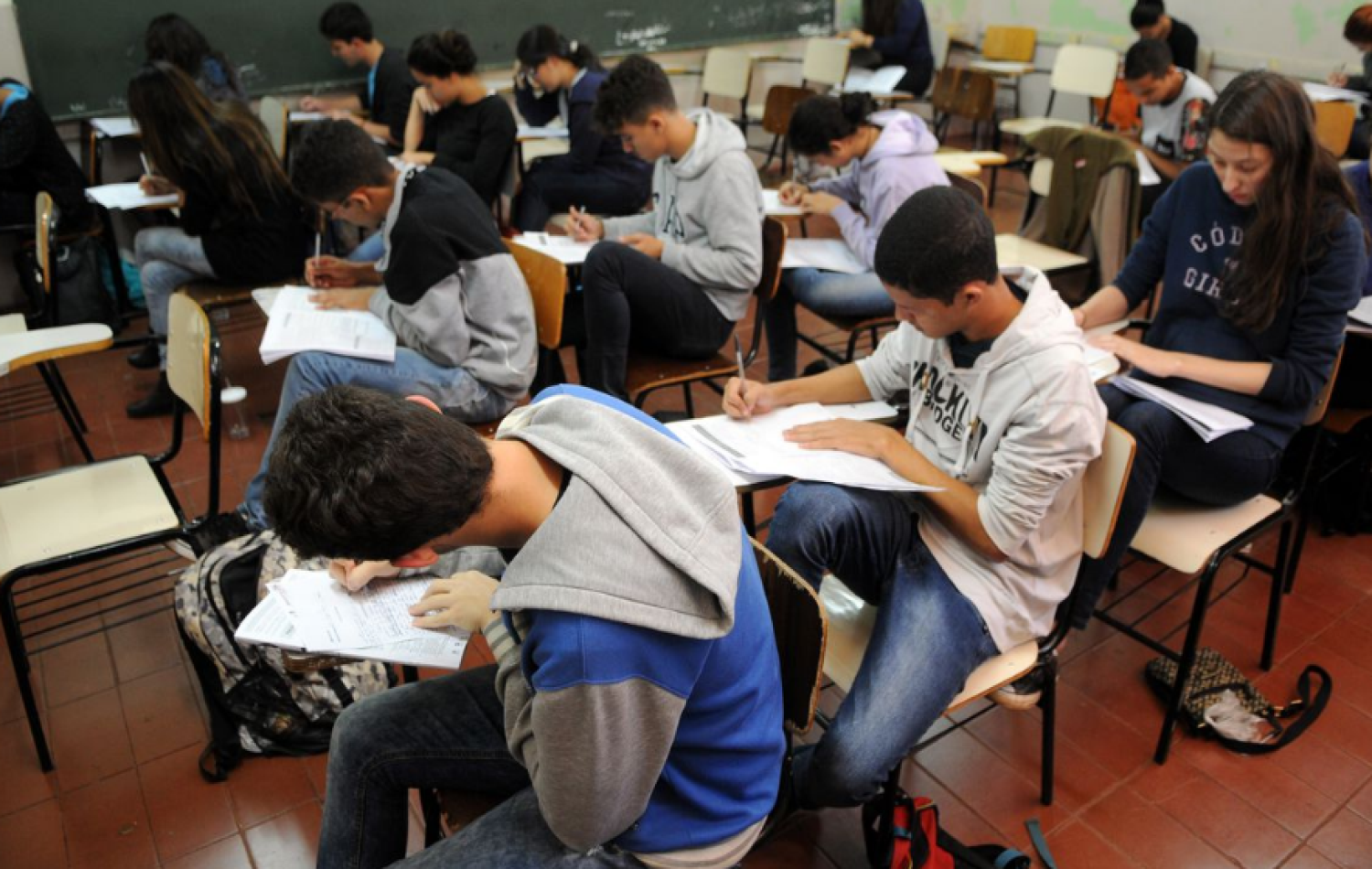 Professores e estudantes realizam protesto por revogação do Novo Ensino Médio, em Goiânia