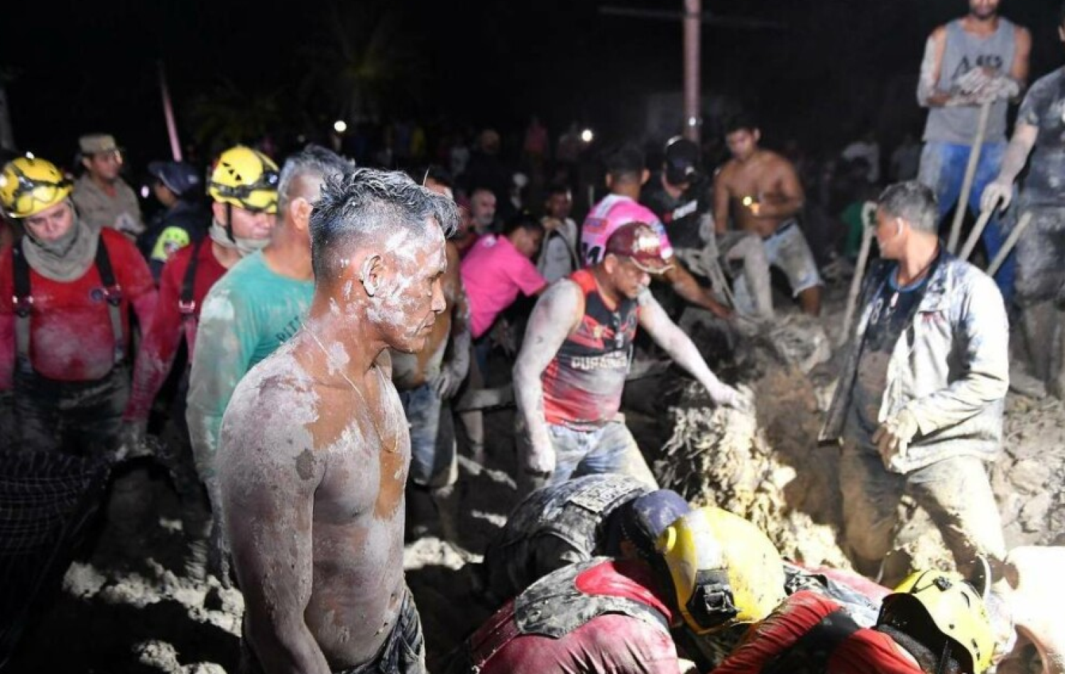 Soterramento provoca morte de ao menos oito pessoas em Manaus