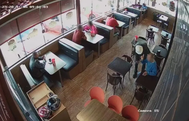 Idoso abandonado por filho que estaria cansado de cuidar dele ficou 'assustado' ao ser deixado em padaria, diz gerente
