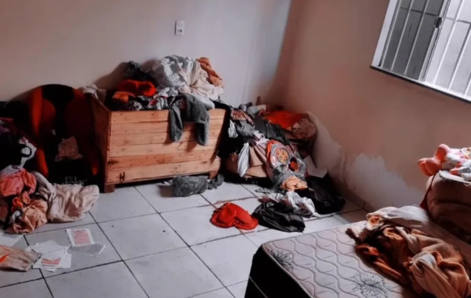 Mãe é investigada por abandonar crianças em casa e viajar para a Bahia