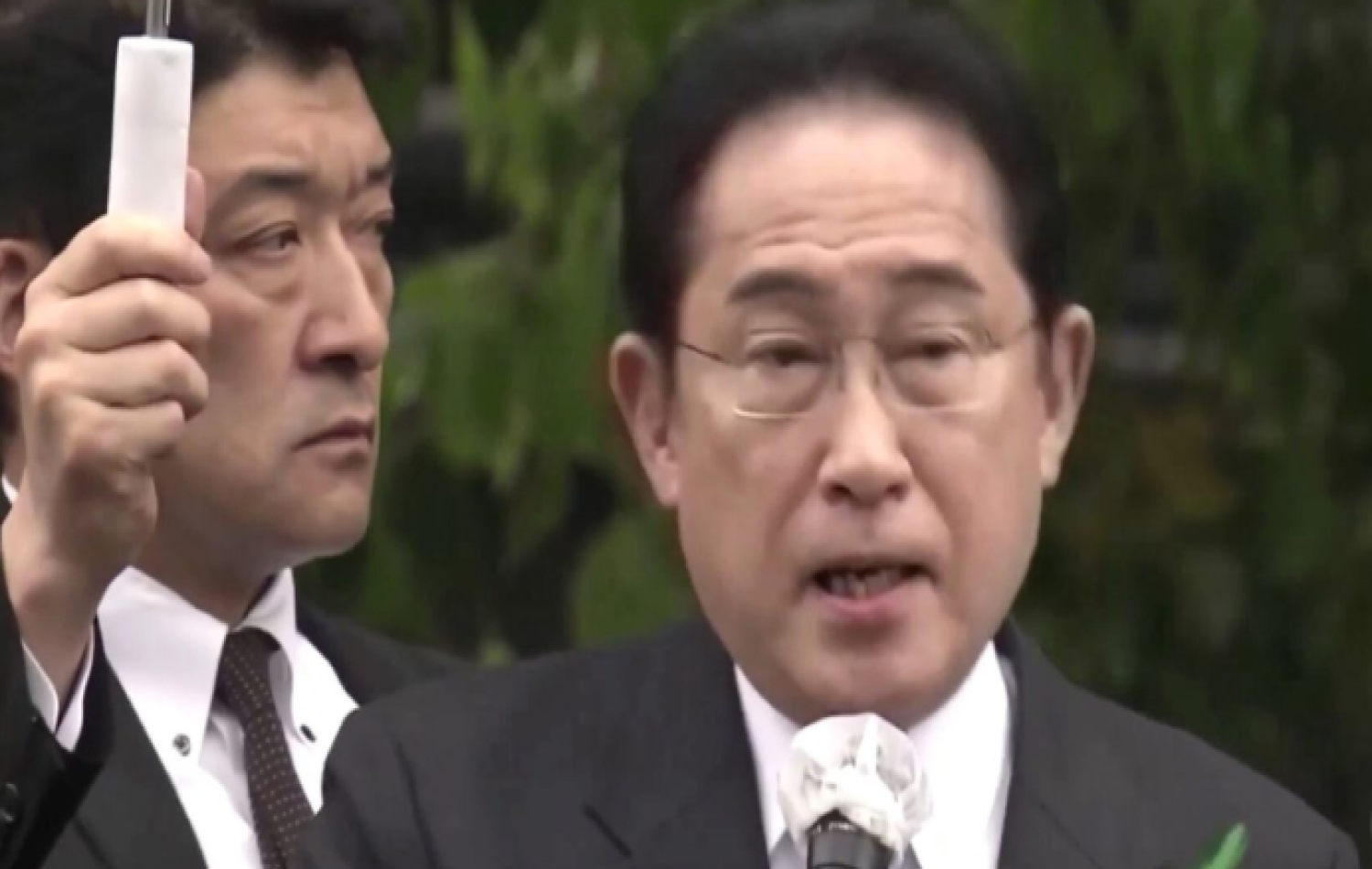 Primeiro-ministro do Japão escapa de ataque com bomba
