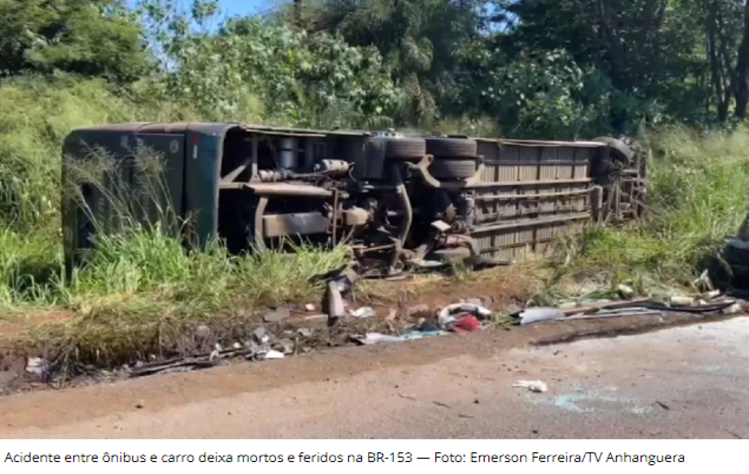 Ônibus que bateu de frente com carro e deixou 3 mortos e 40 feridos tinha como destino Trindade
