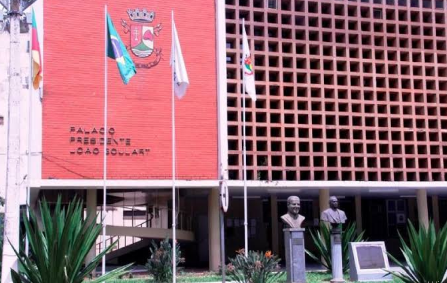 Pai ganha redução de carga horária para cuidar de filha com paralisia