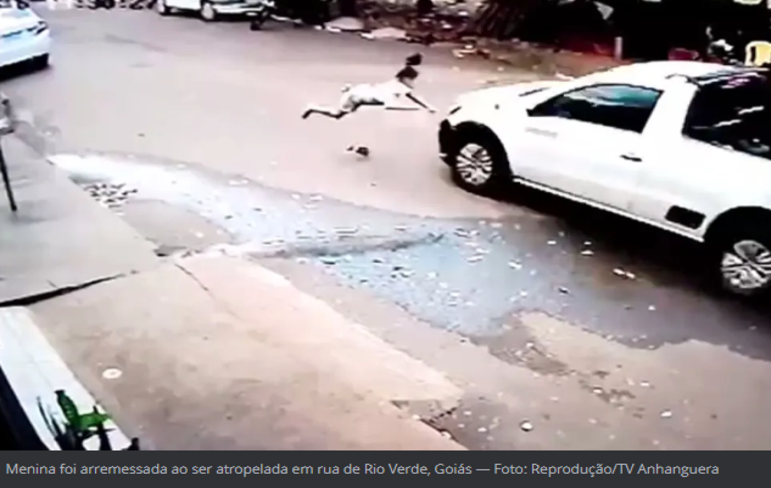 Criança é arremessada para debaixo de carro ao ser atropelada enquanto atravessava rua