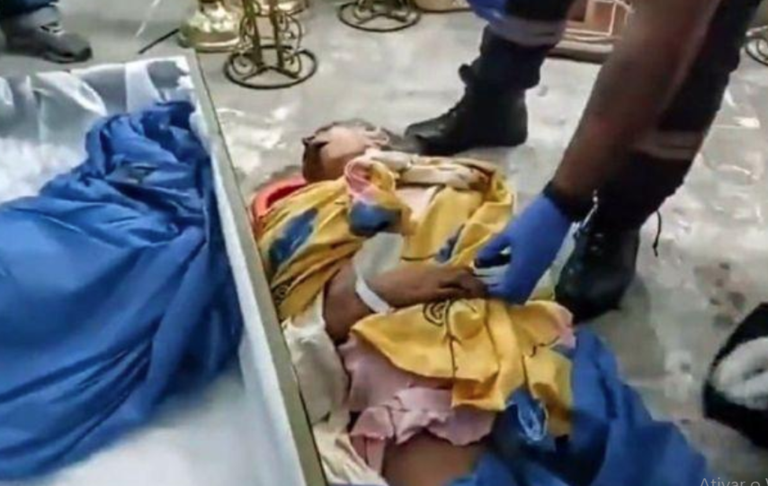 Idosa 'morta' acorda dentro de caixão após 4 h de velório no Equador