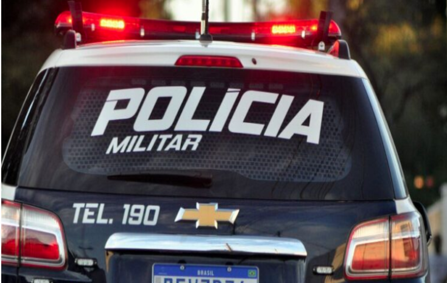 PM é agredido com golpes de troféu na cabeça por mulher que toma arma de militar em confusão