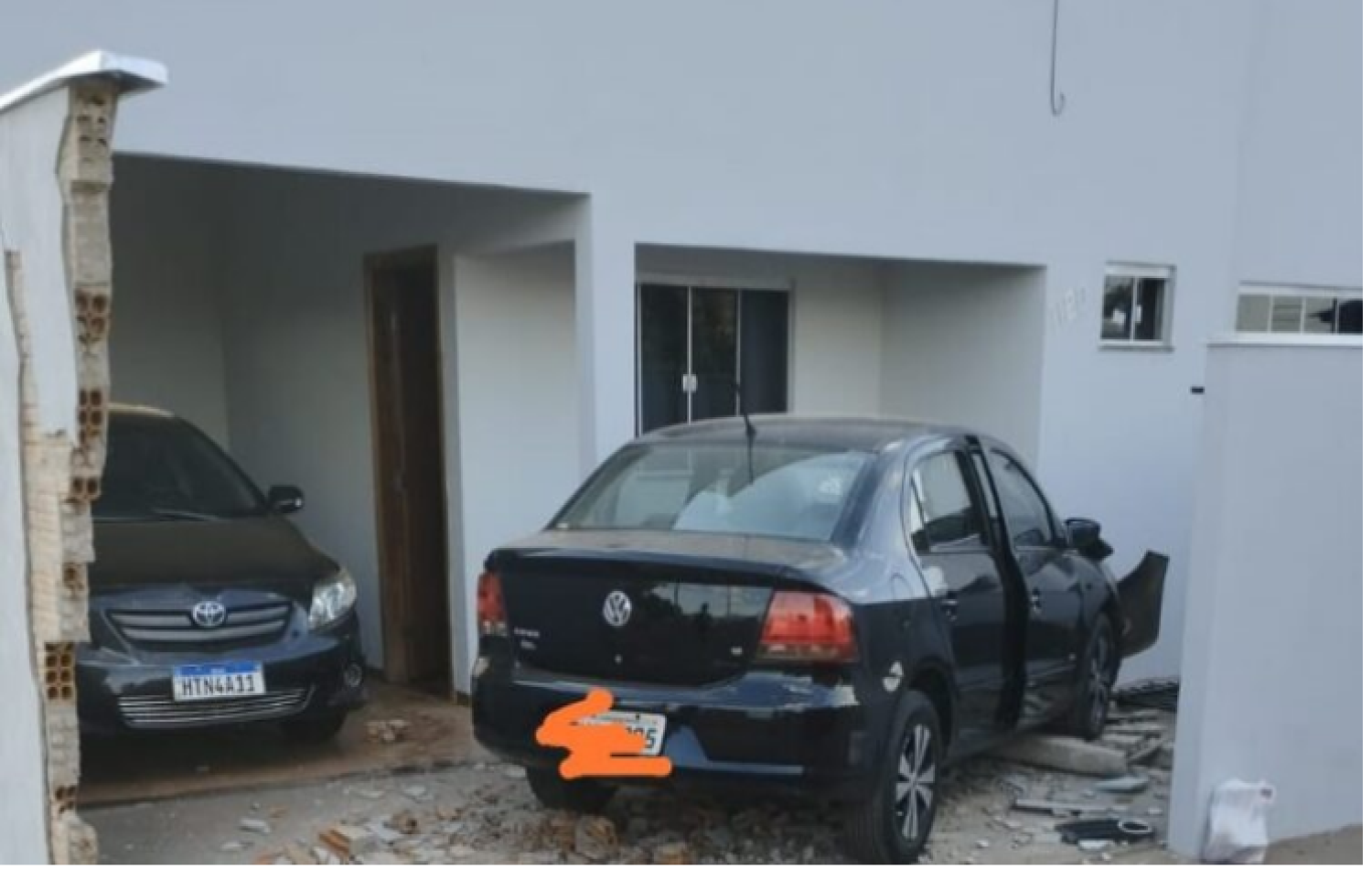 Carros colidem e um vai para dentro de residência em Chapadão do Sul