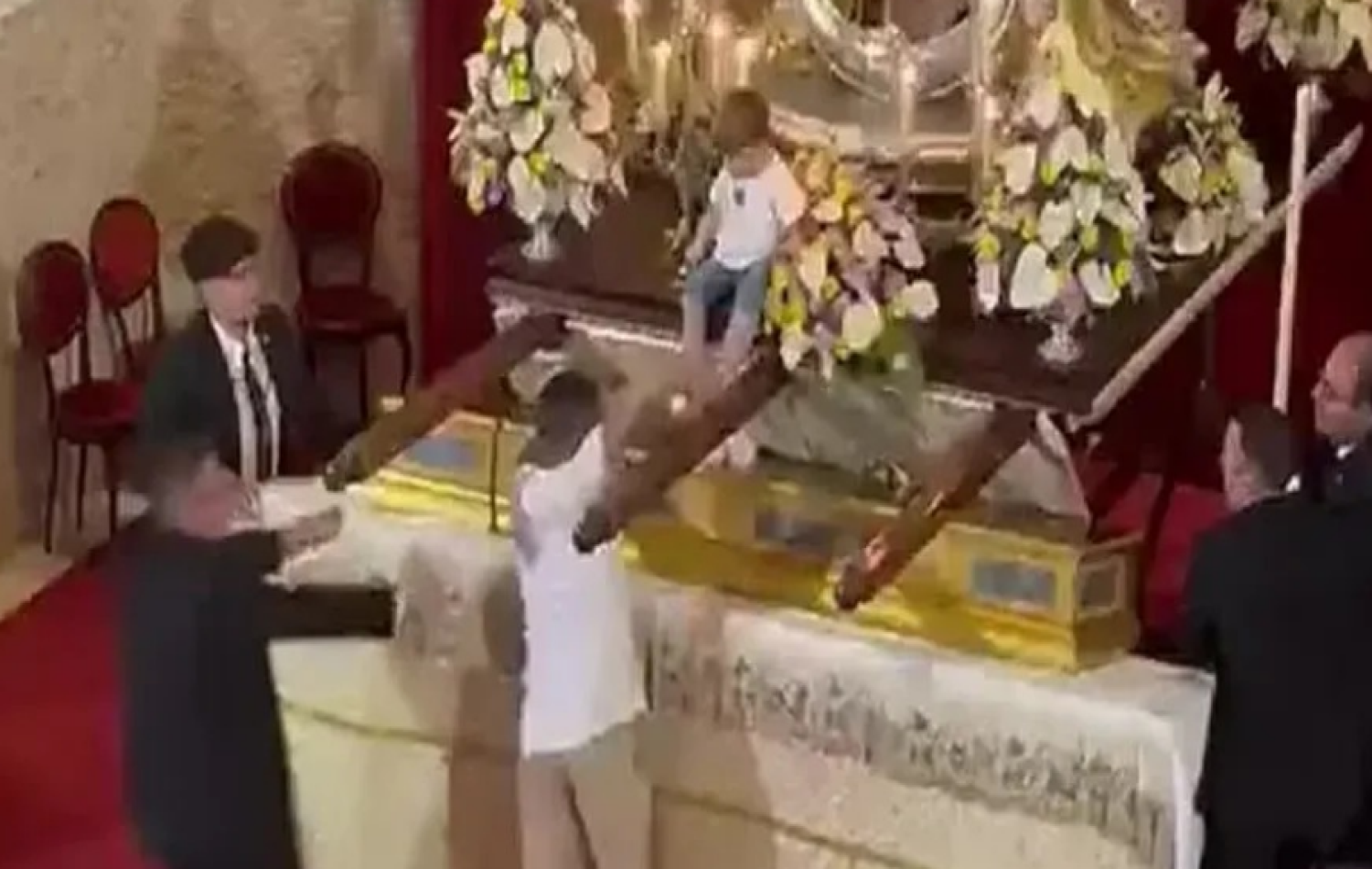 Homem interrompe missa e 'abandona' criança em cima do altar de igreja na Espanha