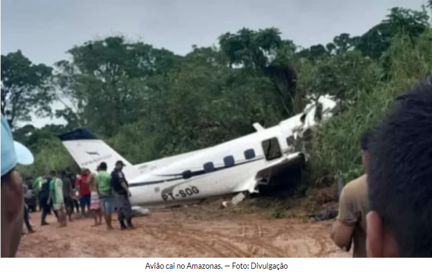 Avião com pescadores cai no AM e deixa 14 mortos