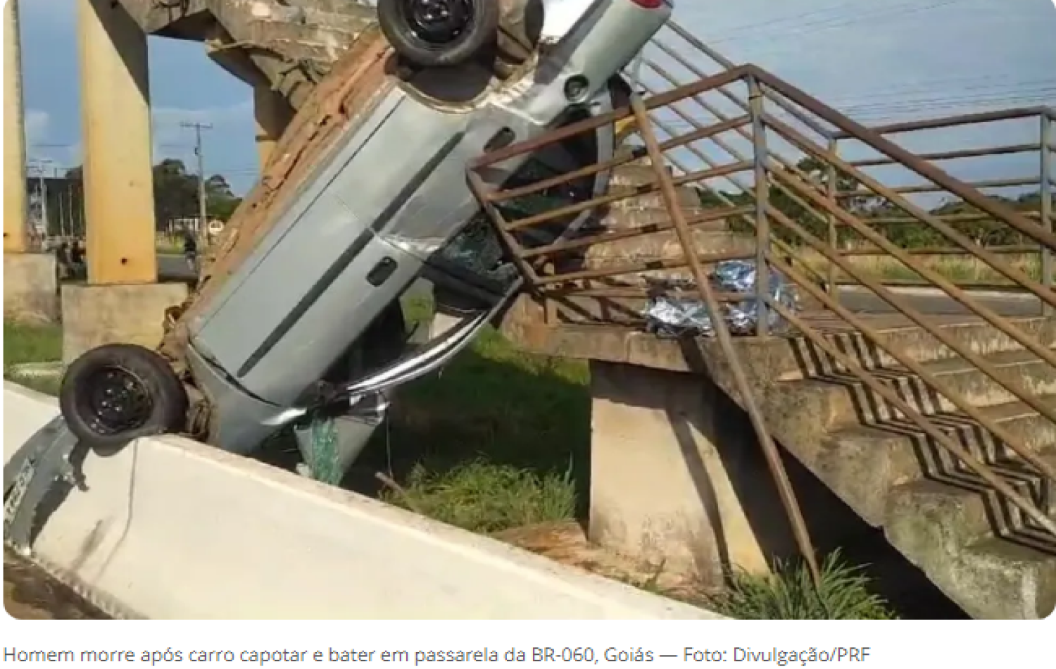Motorista morre após carro capotar e parar ‘em pé’ em passarela da BR-060