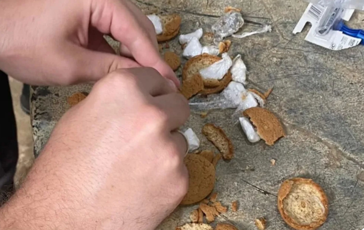 Pai é preso suspeito de tentar passar droga escondida em bolacha e pães para o filho dentro do presídio