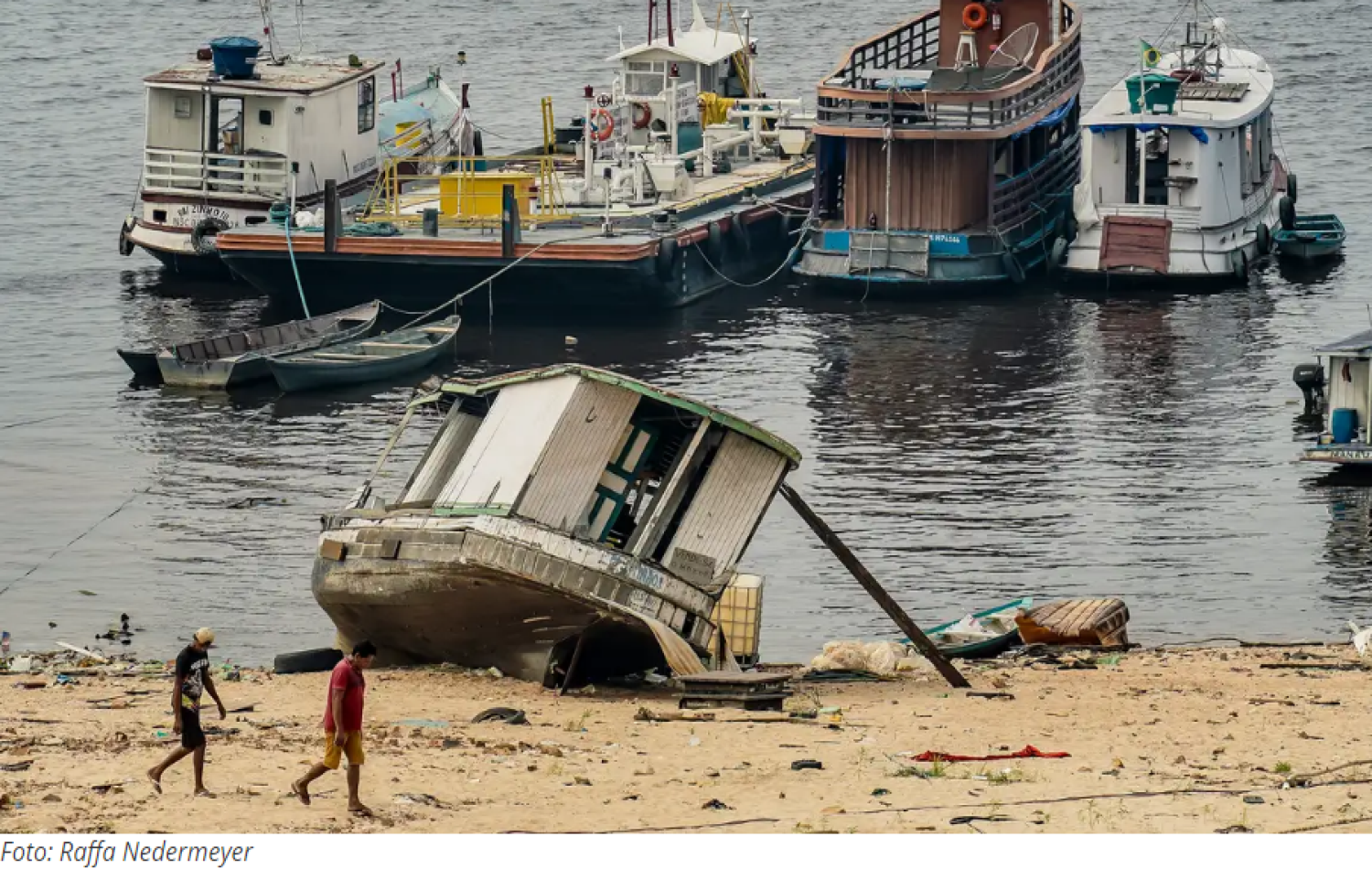 Com seca no Amazonas, ribeirinhos têm dificuldades para se locomover