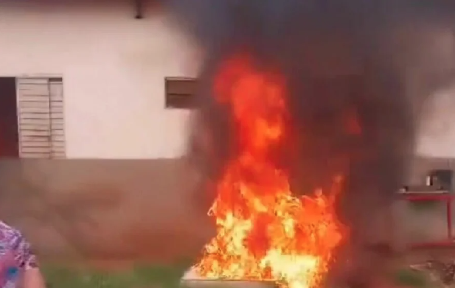 Filho põe fogo na casa após mãe se negar a pagar lanche, em Barro Alto