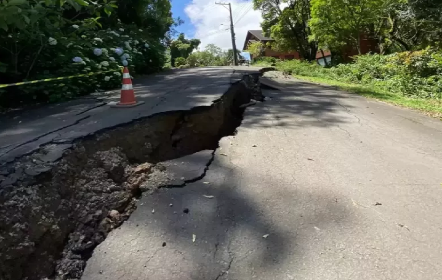 Gramados : População é evacuada após rachaduras em vários pontos da cidade
