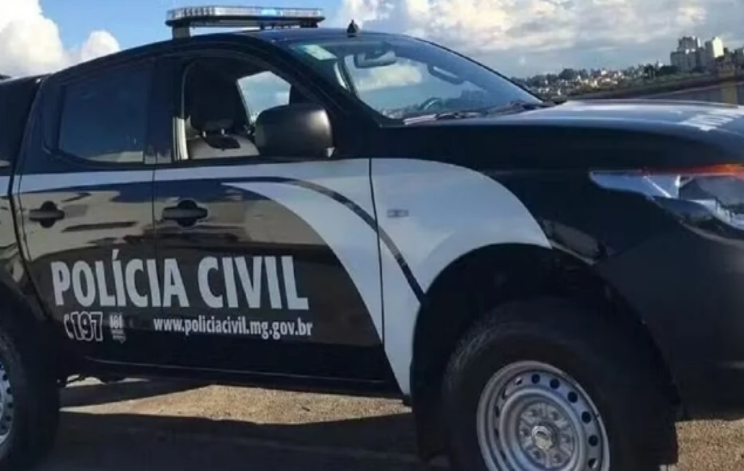 Homem é baleado 3 vezes em bar e vai para casa dormir, em Minas Gerais