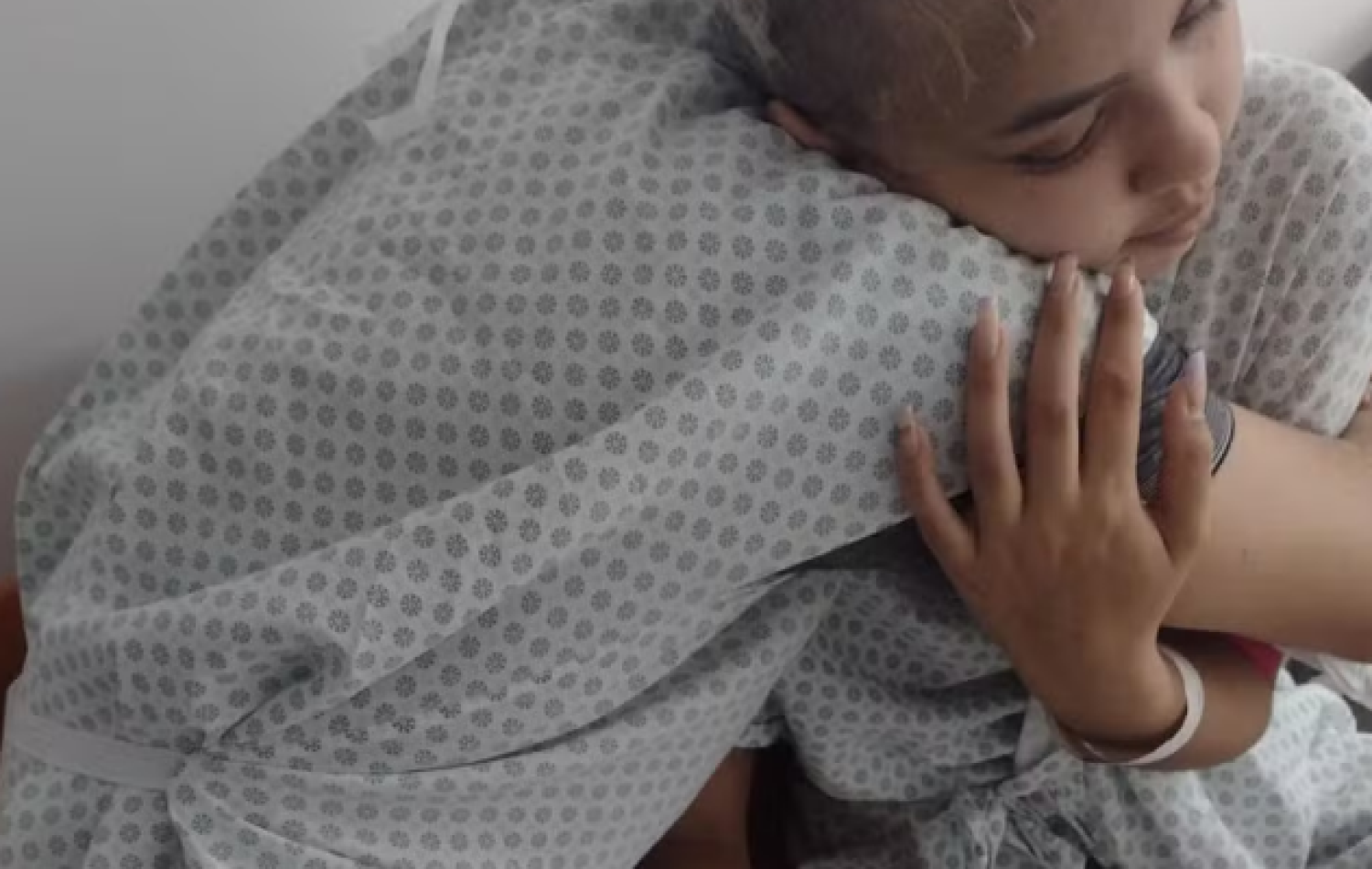 Mãe de adolescente escalpelada após cabelo se enrolar em motor de kart fala sobre luta da filha