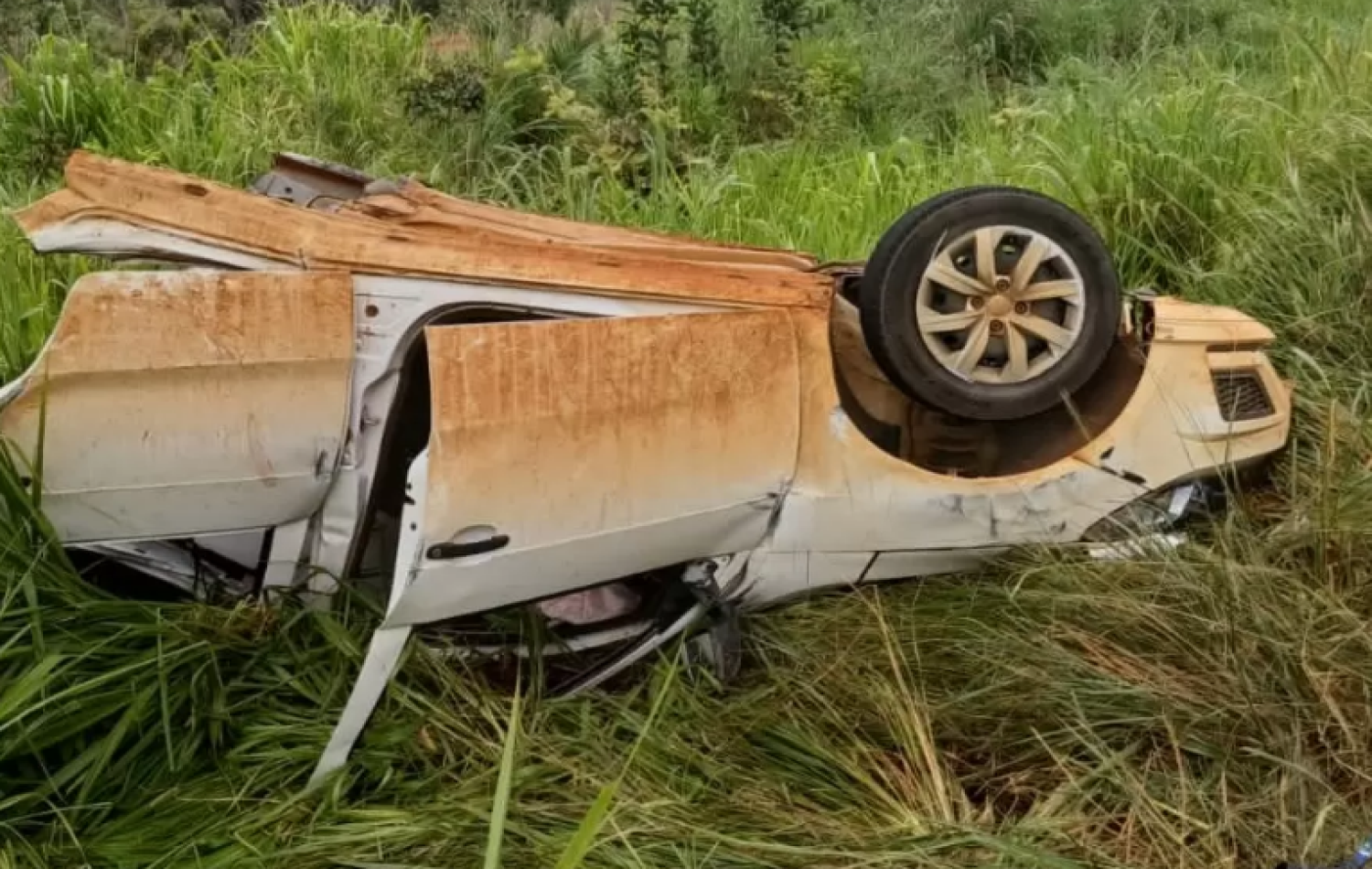 Sul-chapadense tem carro partido ao meio ao sofre grave acidente em Chapadão do Céu – GO