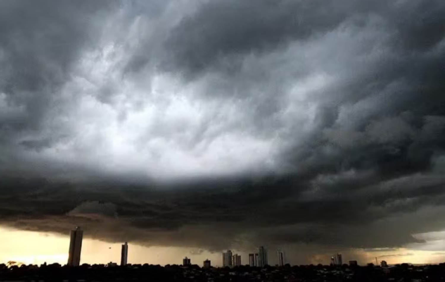 Cimehgo emite alerta de chuvas intensas com rajadas de vento para cidades goianas; veja lista