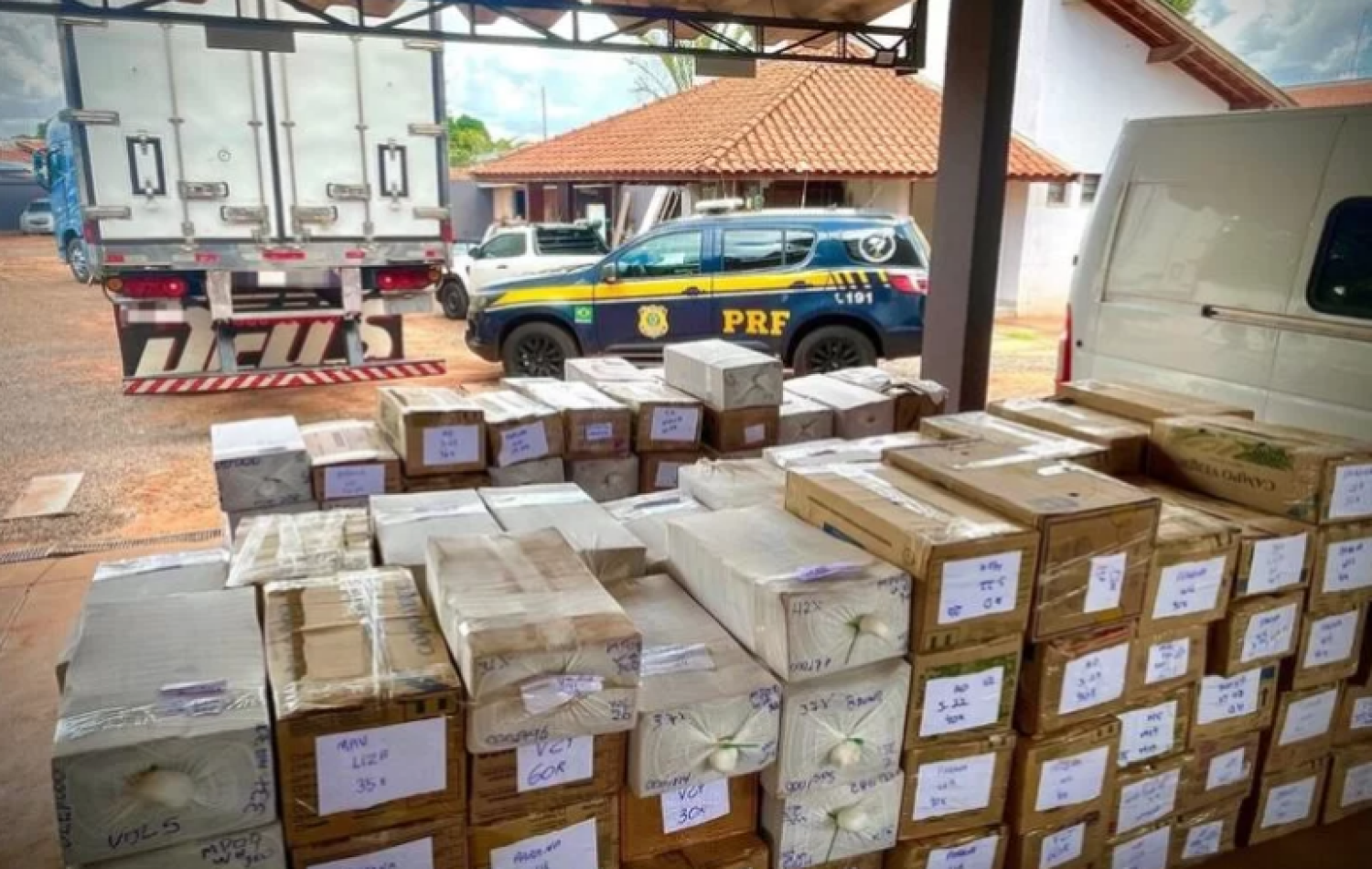 PRF apreende em Chapadão do Sul caminhão frigorífico com mais de 7 mil celulares contrabandeados