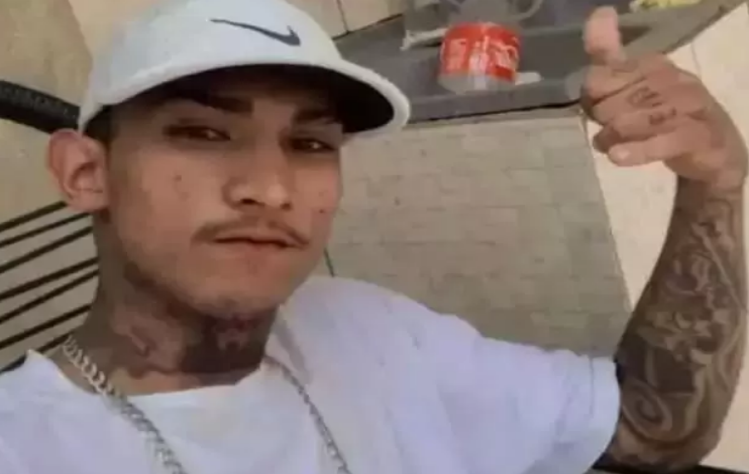 Revoltada, família diz que alertou diretor da penitenciária um dia antes de preso aparecer morto.
