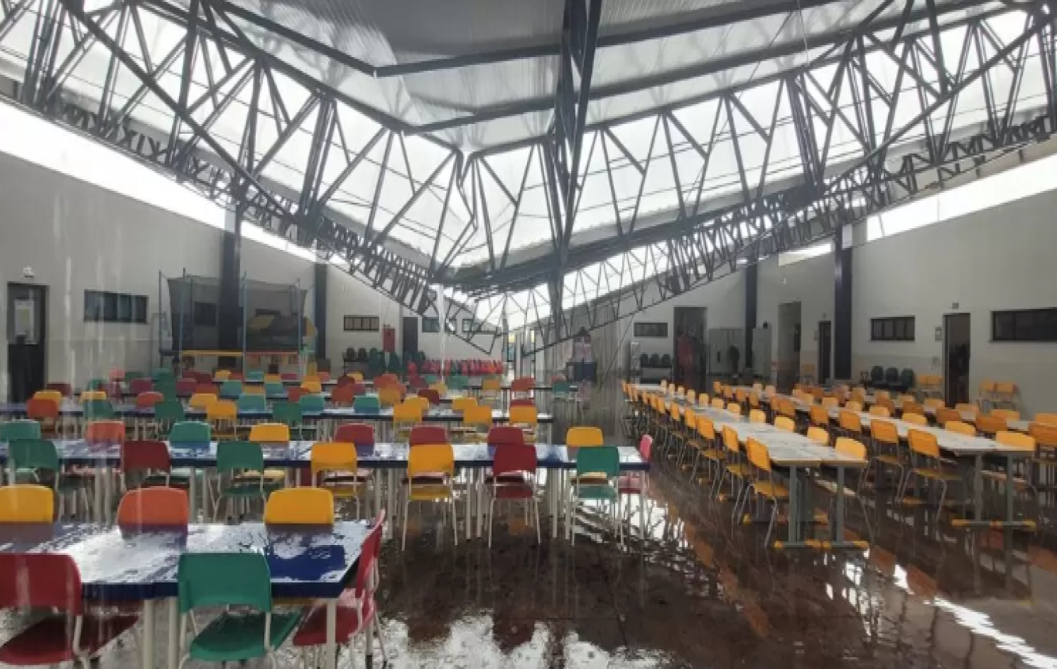 Teto do saguão de CEI Esplanada desaba durante chuva em Chapadão do Sul