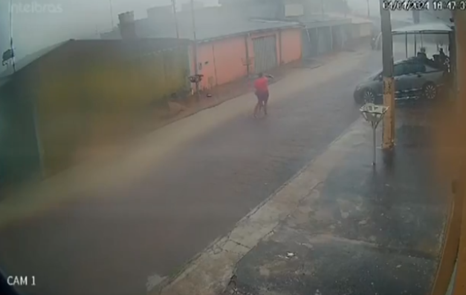 Vídeo mostra criança caminhando ao lado da mãe pouco antes de ser arrastada por enxurrada e desaparecer