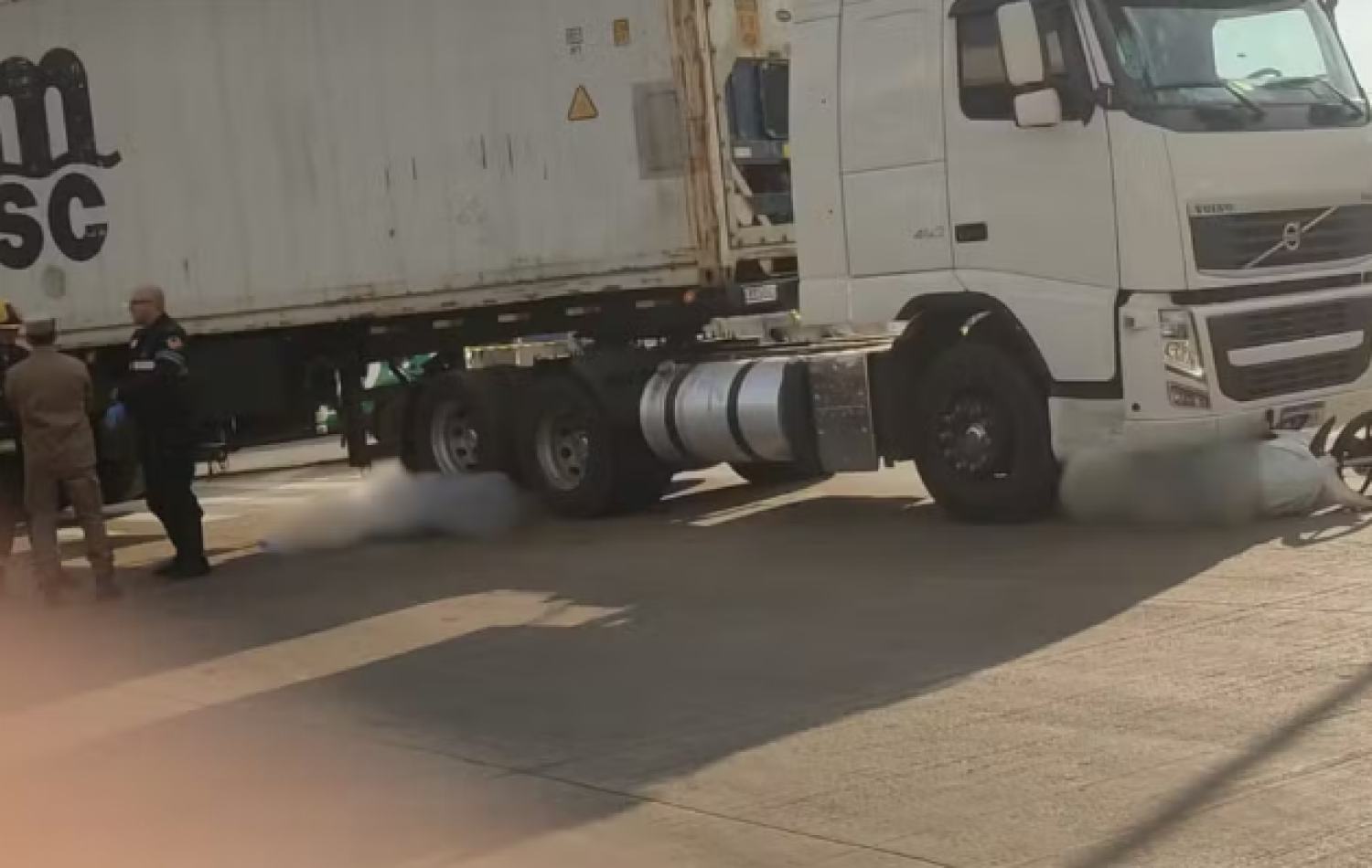 Criança morre após moto em que estava com a mãe ser atingida por caminhão, em Goiânia