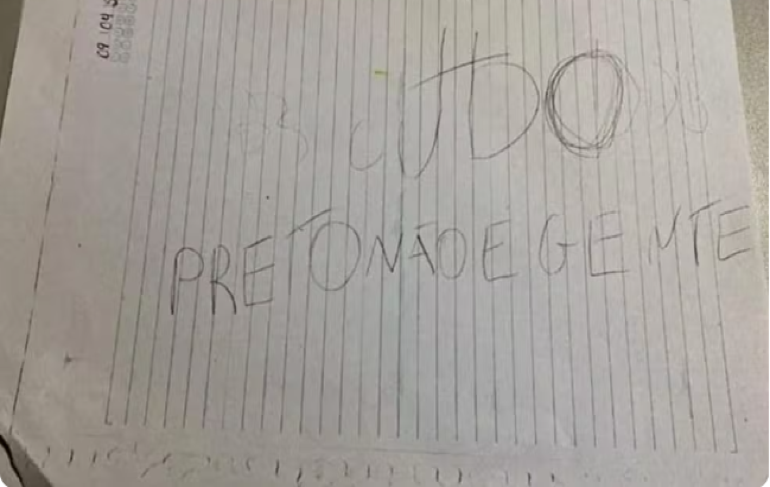 Professora denuncia aluno por injúria racial após estudante escrever 'preto não é gente' em folha de papel
