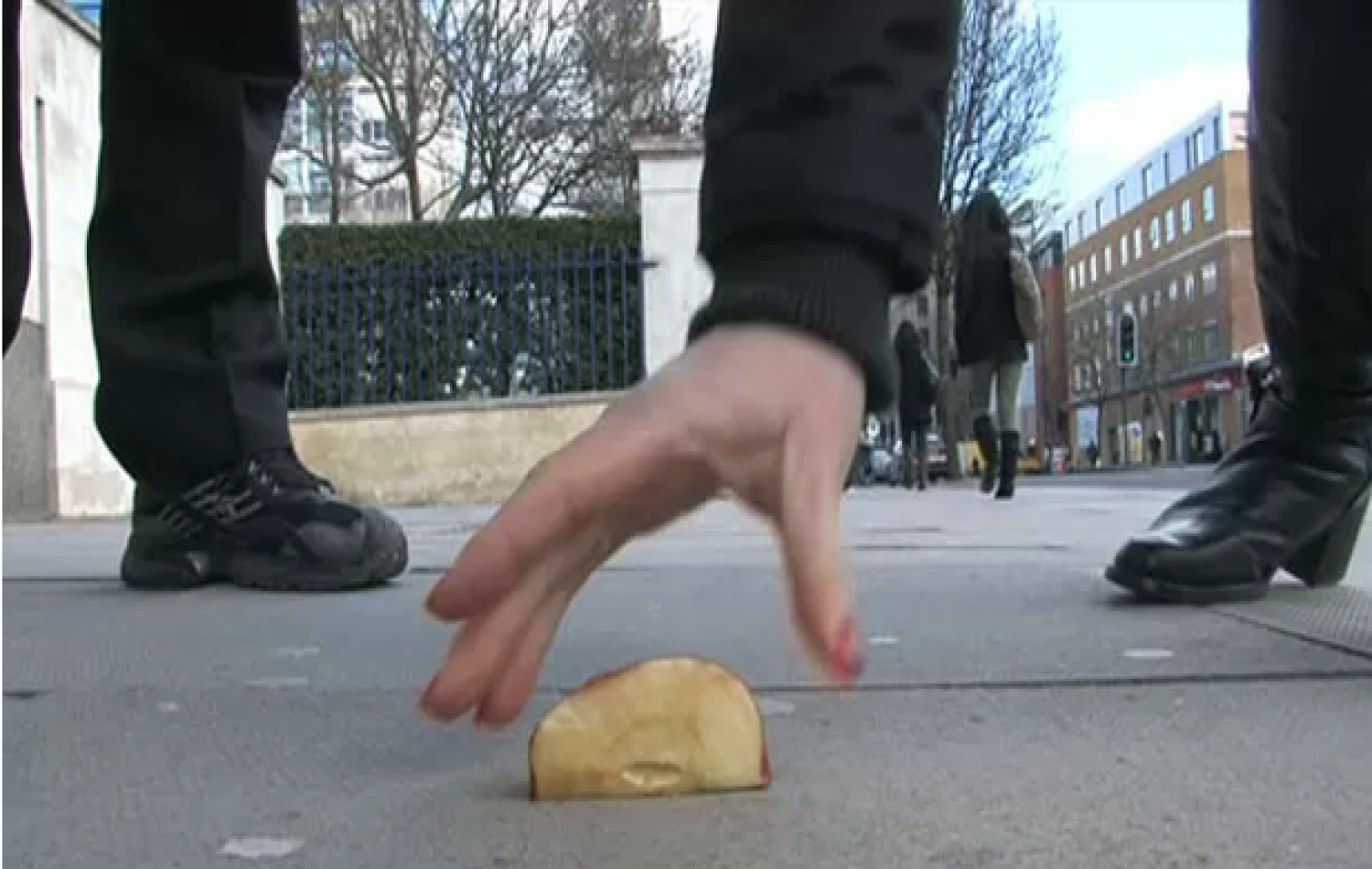 Posso comer alimento que caiu no chão? Saiba se a regra dos cincos segundos é real