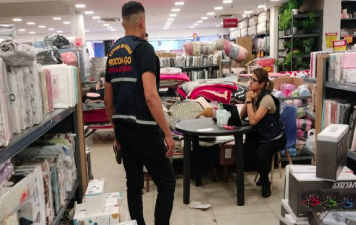 Lojas de enxovais são autuadas por venda de produtos com sinais de adulteração em Goiânia