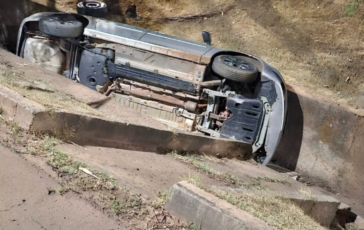 Veículo cai em canal de avenida no Centro de Chapadão do Sul