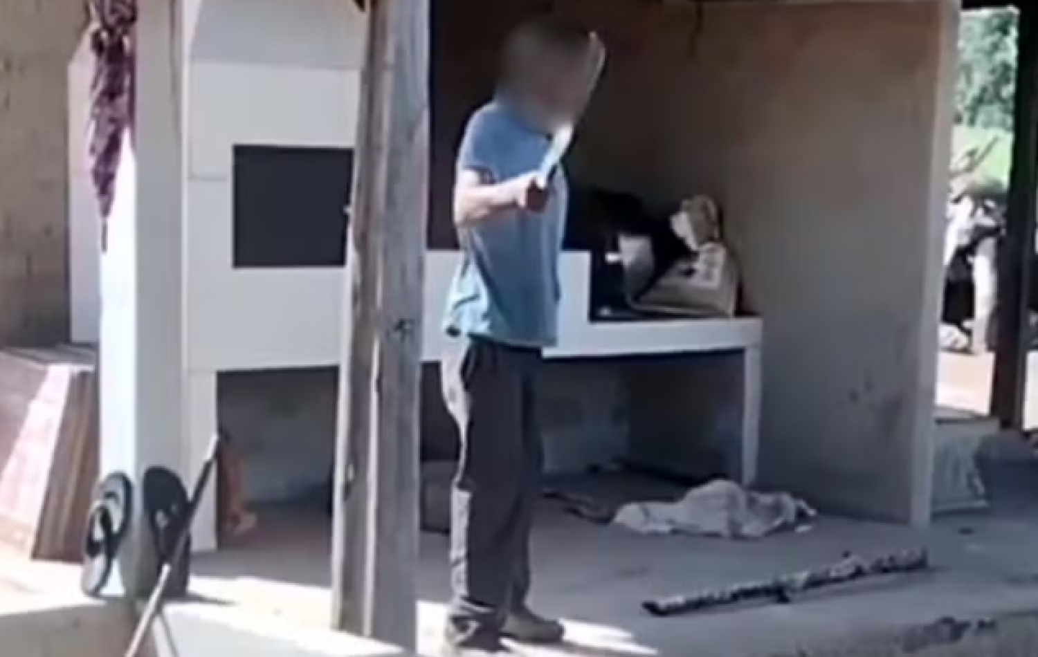 Lavrador tenta matar a nora com golpe de podão, mas acerta a cabeça da neta de 9 anos que tentou defender a mãe