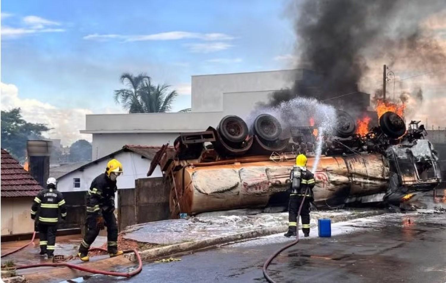 Caminhão-tanque carregado de etanol explode, fogo atinge casas e deixa 4 pessoas feridas, em Rio Verde
